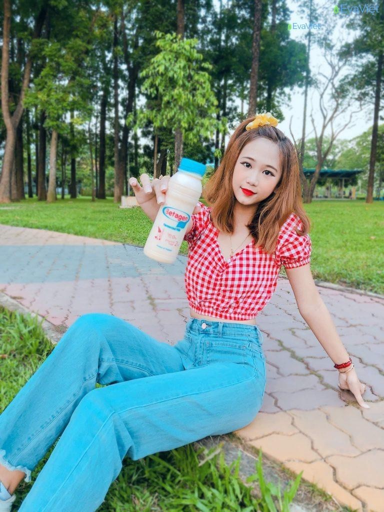 Gương mặt xinh xắn thu hút nhiều shop và nhãn hàng nổi tiếng.