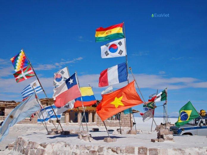 Quốc kỳ Việt Nam được cắm bên cạnh những lá quốc kỳ khác trên bãi muối Uyuni