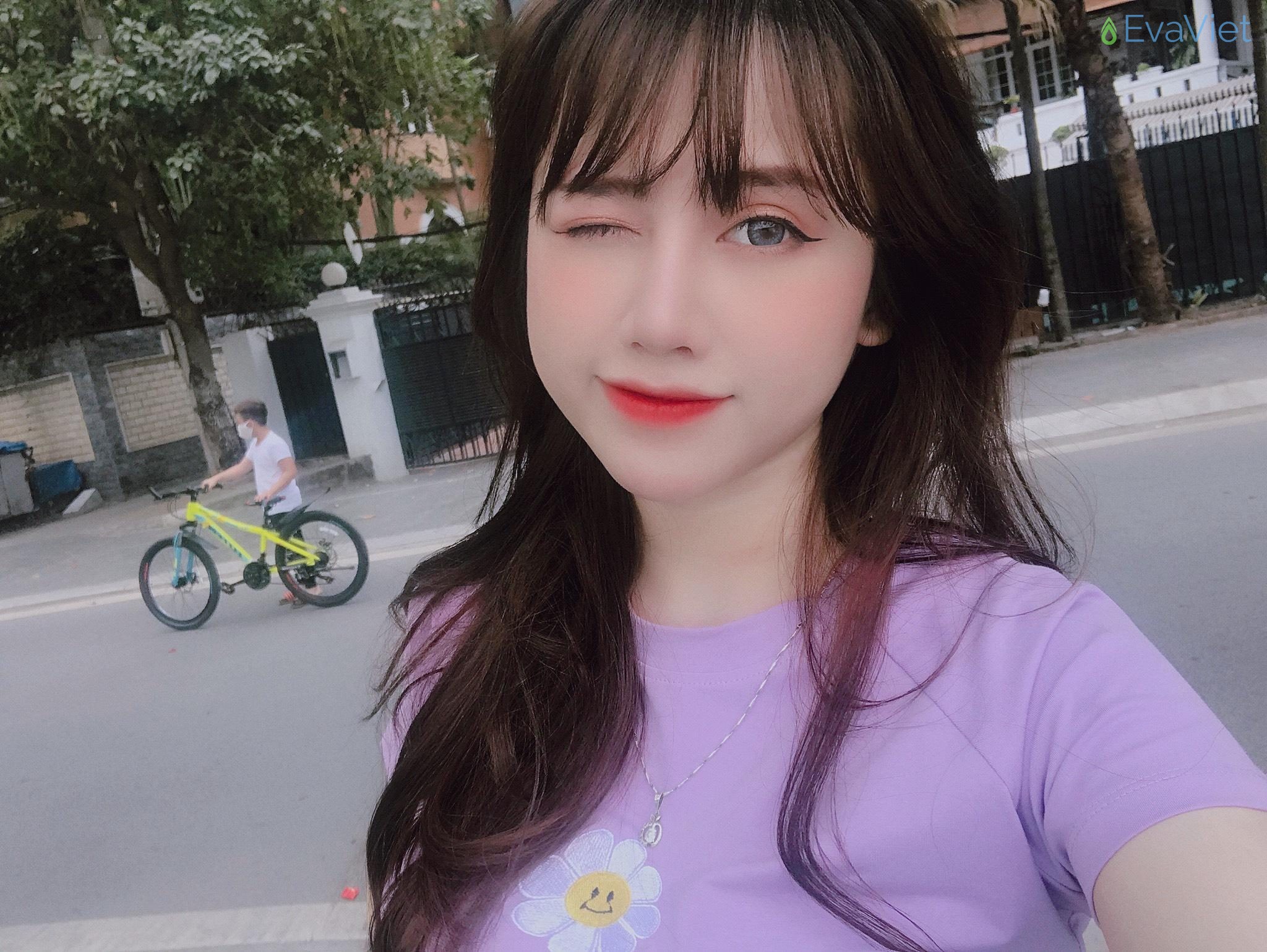 Cô gái vui vẻ và hài hước