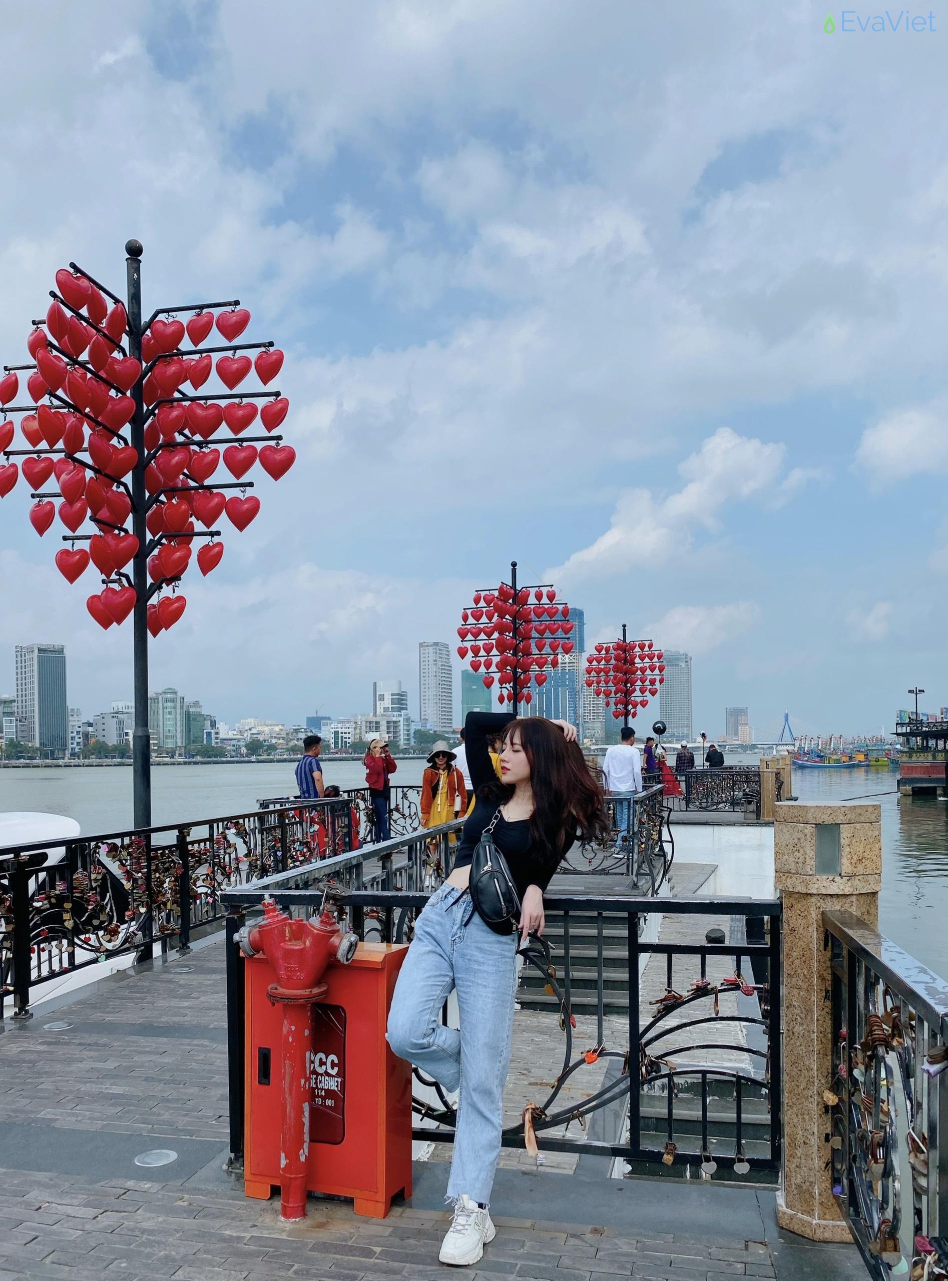 Thời trang hiện đại và trẻ trung, năng động của cô nàng Thùy Dung