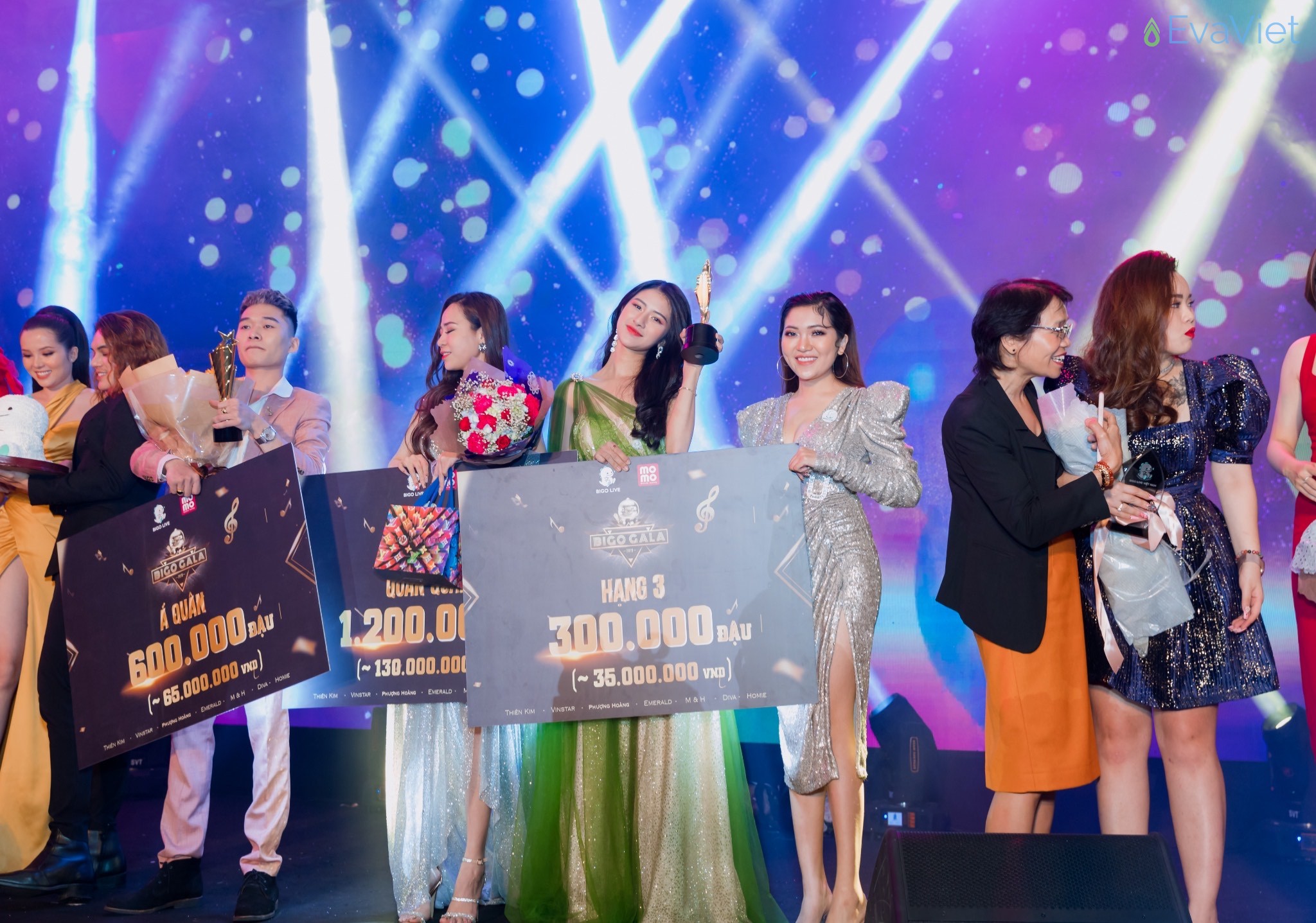 Cô quản lý đa tài cùng các Idol nhận giải thưởng tại Gala Bigo 2019