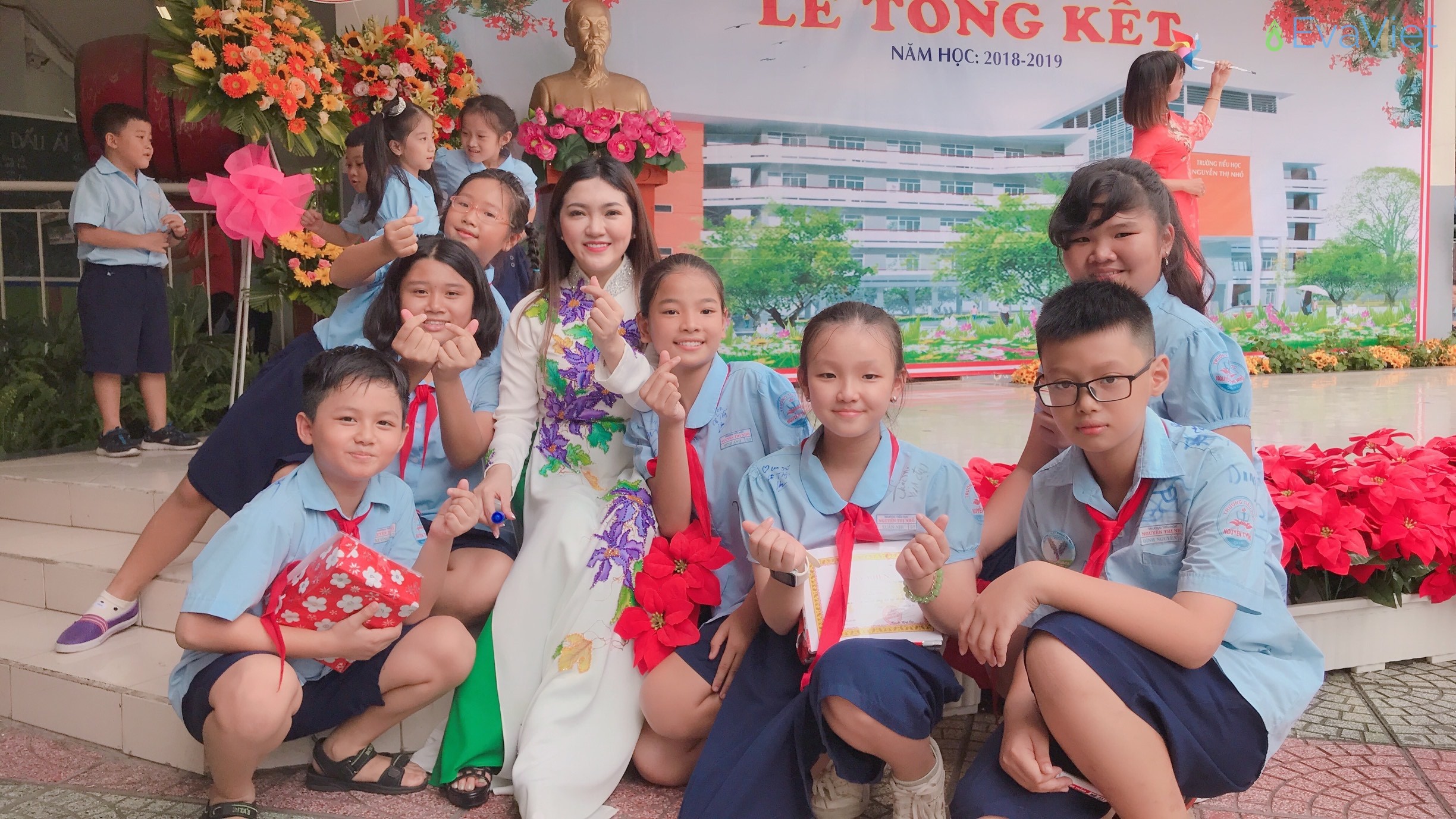 Hình ảnh cô giáo xinh đẹp cùng với học trò của mình tại lễ tổng kết năm học 2018-2019