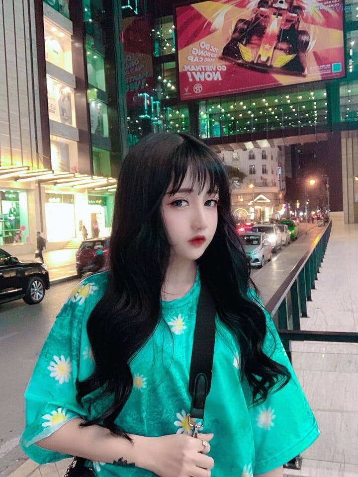Hiện tại công việc chính của Shin là mãu ảnh quảng cáo và Idol trên nhiều MXH
