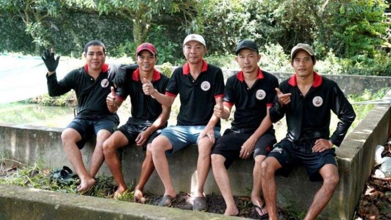 Hoàng Mạnh Long cùng nhân viên của mình