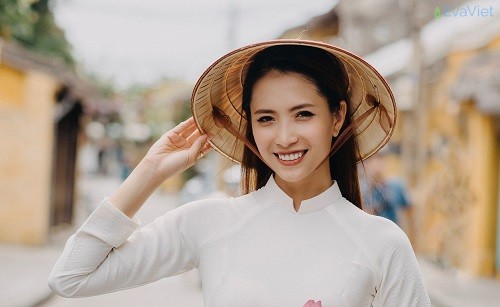 Hoa khôi Nguyễn Trăm khoe nhan sắc dịu dàng với áo dài trắng
