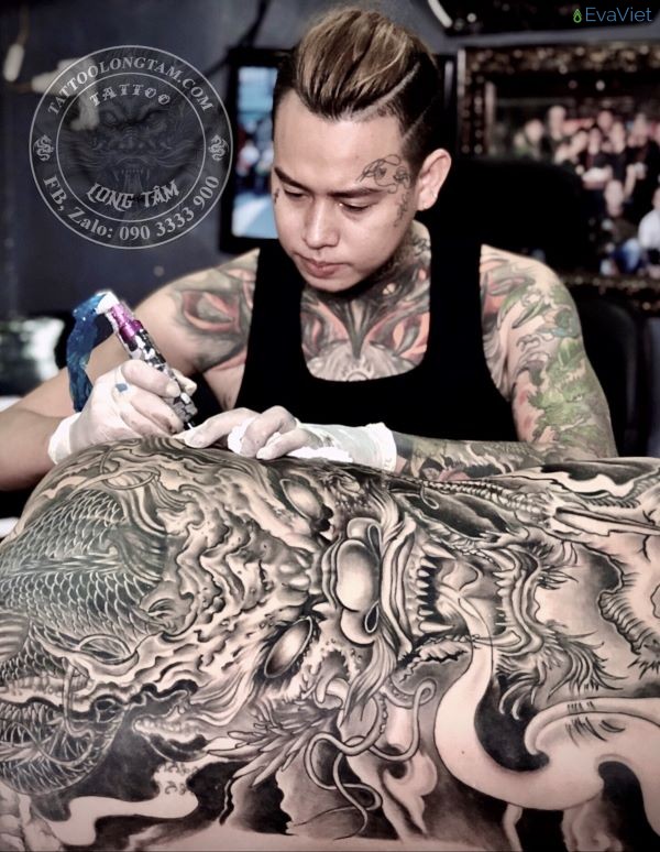 Tỉ mỉ, cẩn thận là những gì mà chúng ta có thể thấy được ở anh