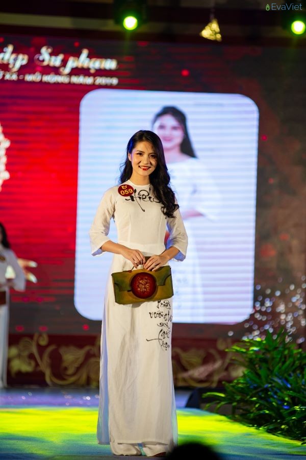 Ngọc Sang thướt tha trong tà áo dài đêm chung kết