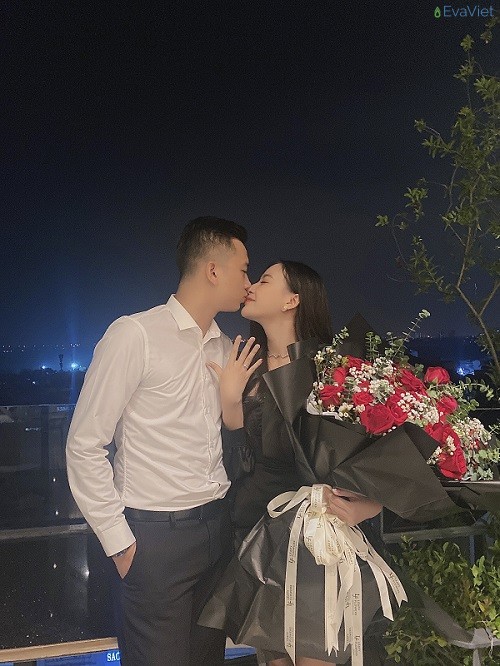 Uyên Bi hôn chồng sắp cưới trong đêm nhận được lời cầu hôn