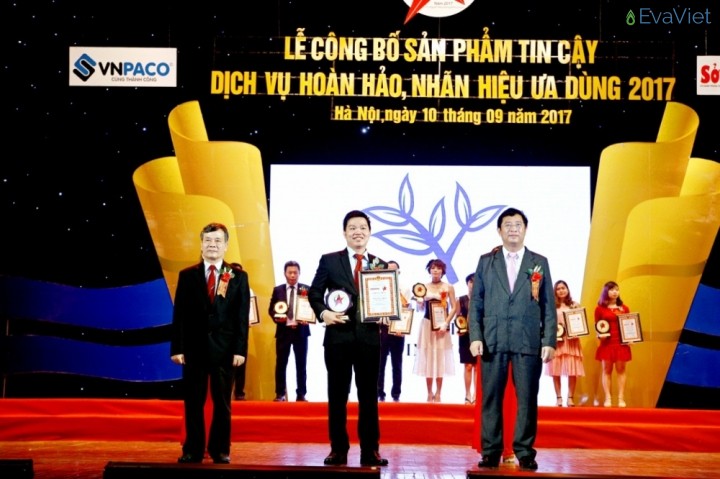 Ông Đoàn Khắc Chiến (Đứng giữa) – Đại diện Công ty TNHH Vietsingworks Vinh dự nhận chứng nhận do BTC trao tặng.