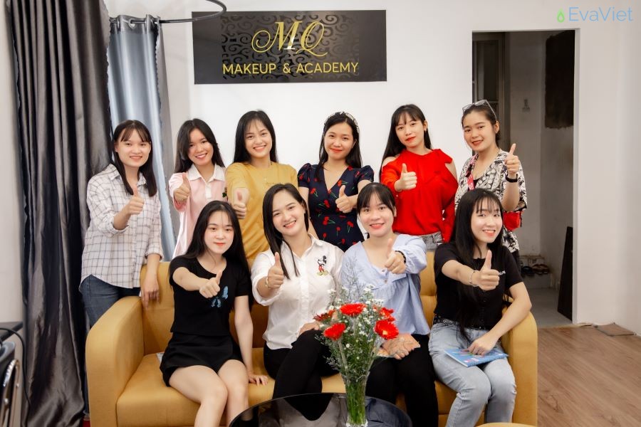 Mỷ Quyên cùng các học viên của mình