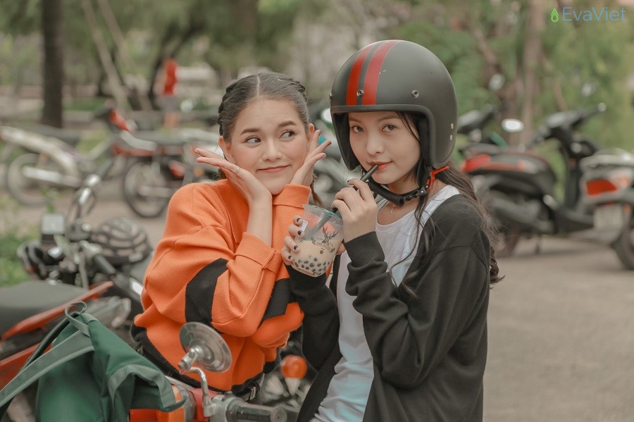 Diễn viên Mai Bích Trâm và diễn viên Yu Dương trong phim Thang Máy.