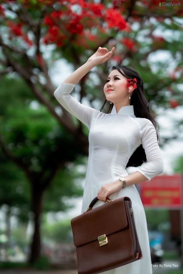Nhan sắc mộc mạc, dịu dàng của nàng tạo ấn tượng từ cái nhìn đầu tiên