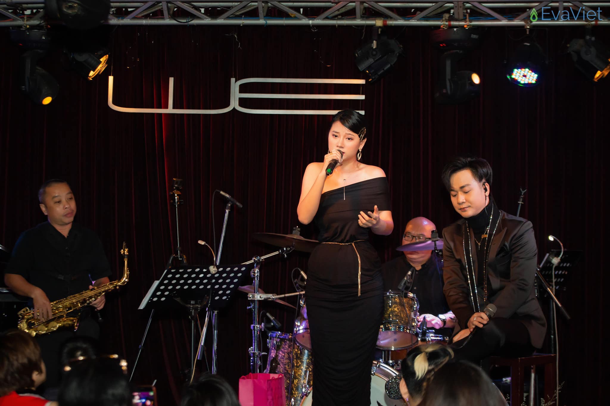Cô nàng góp mặt trong liveshow Hông Kông của ca sĩ Quách Tuấn Du
