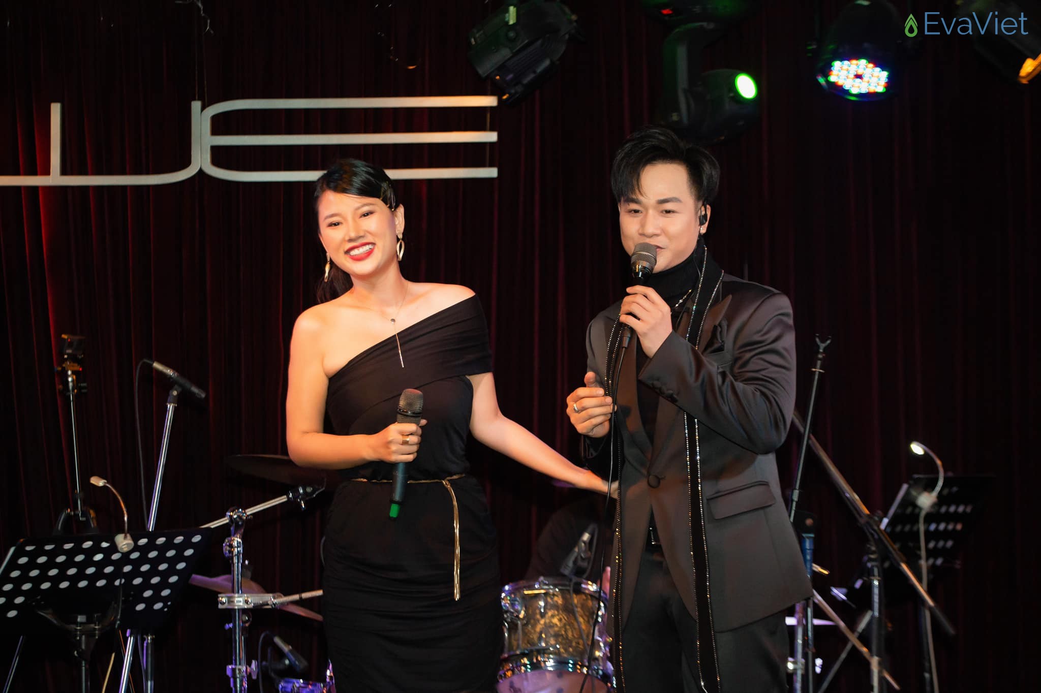 Cô nàng góp mặt trong live show Hồng Kông của ca sĩ Quách Tuấn Du