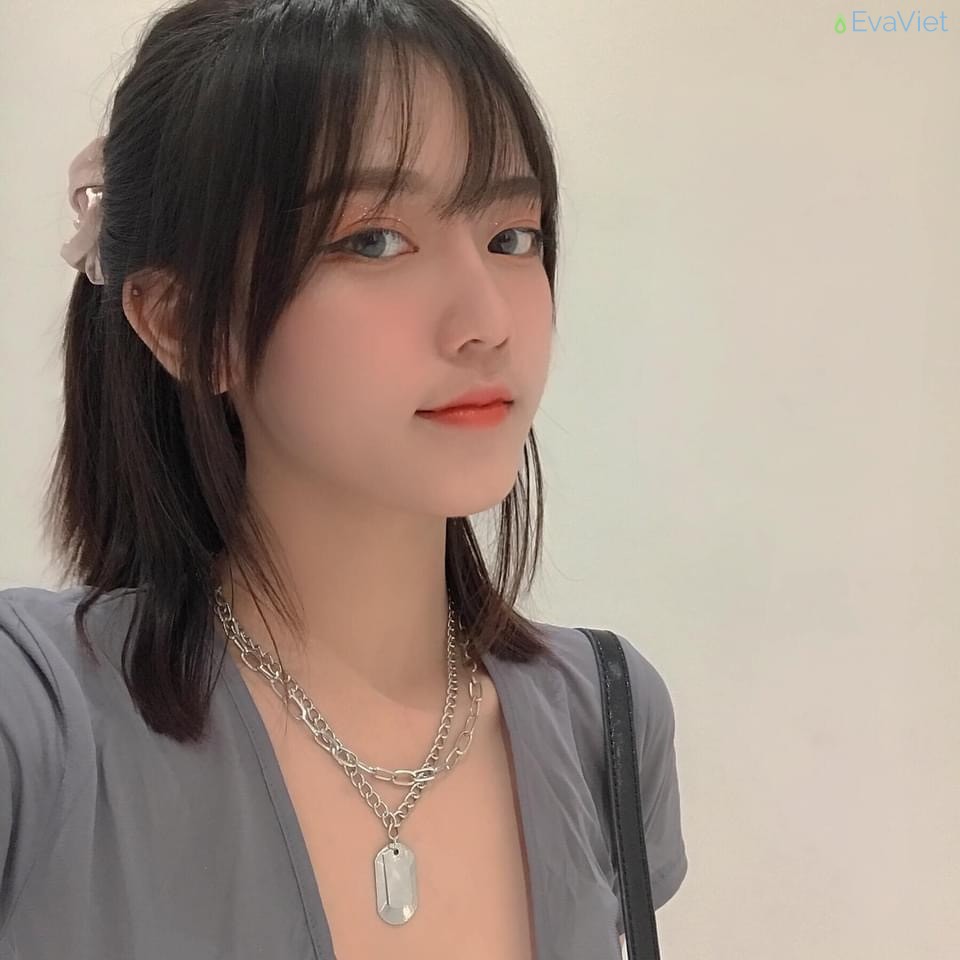 Lý Uyển Như kết hợp outfit cùng phụ kiện Nasie
