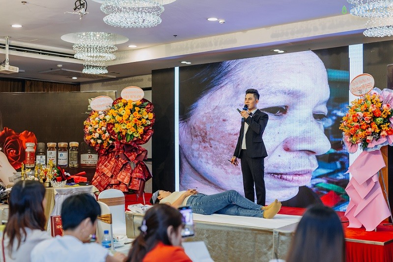 Boss Nguyễn Văn Trung trong quá trình chuyển giao công nghệ điều trị nám trên người thật