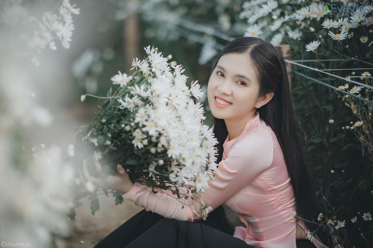 Mẫu ảnh Tuyết Nga hóa "nàng thơ" dịu dàng bên cúc họa mi