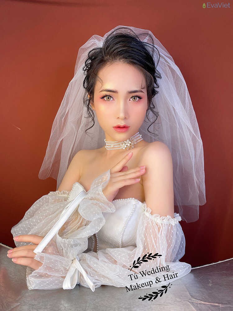 Thoan Trần - Kĩ thuật tán nền và che khuyết điểm xuất sắc, làn da căng mướt