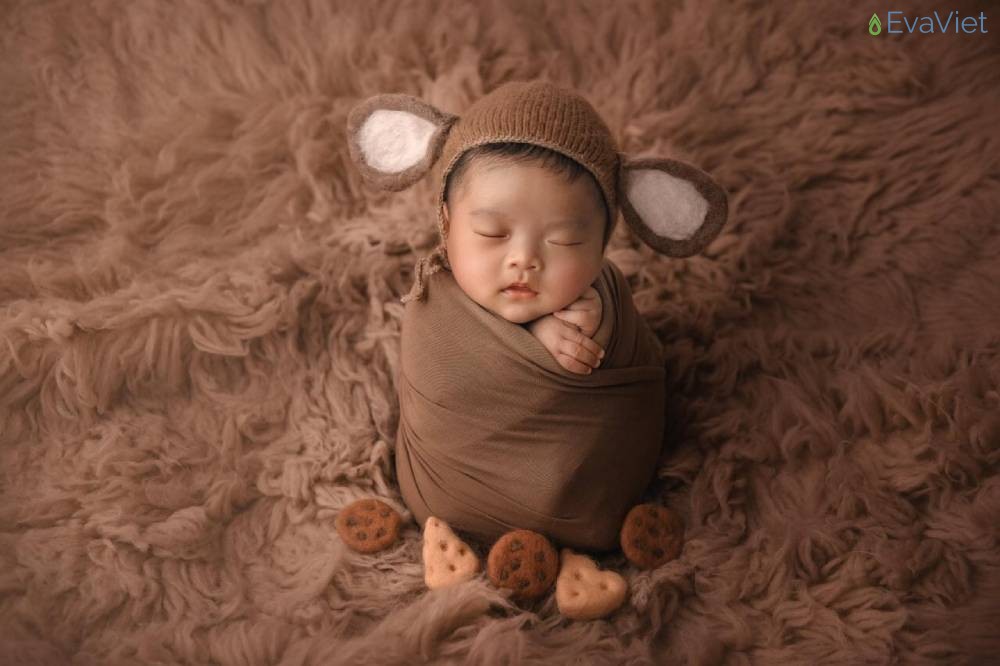 Nâng niu, chăm chút giấc ngủ cho con như người mẹ thứ hai là công việc quen thuộc của đội ngũ ekip Ong Béo