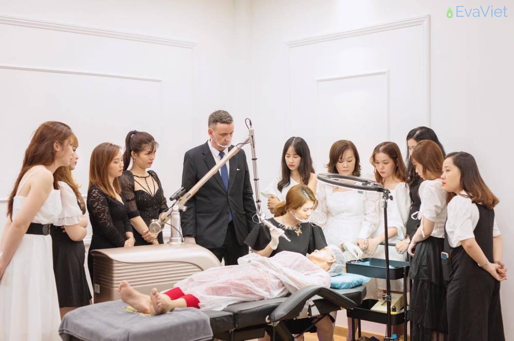 Cô thường xuyên đứng lớp đào tạo học viên