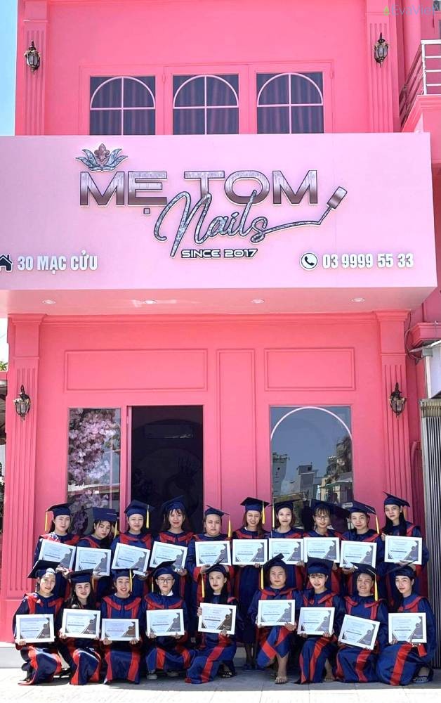 học viên nhà Nail Mẹ Tom sau khi tốt nghiệp đều được cấp chứng chỉ và trao bằng tốt nghiệp sau mỗi khóa học