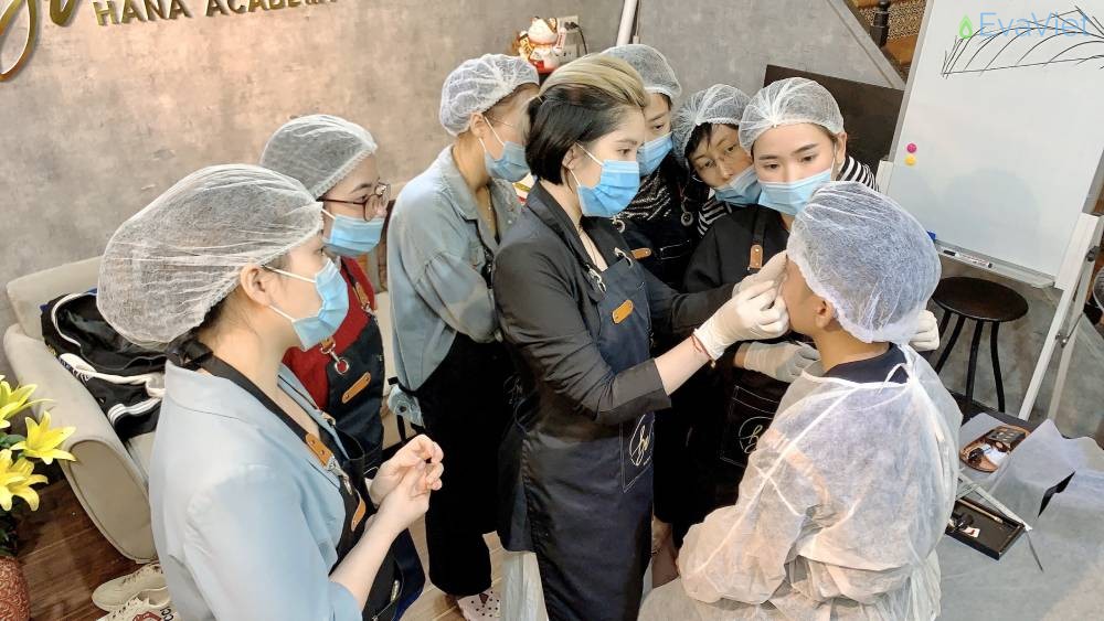 Không chỉ giảng dạy kiến thức mà còn truyền đi ngọn lửa yêu nghề