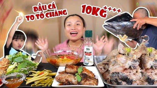 Quỳnh Trần JP nổi tiếng với những clip hướng dẫn nấu ăn, thưởng thức món ăn lạ, độc đáo cùng con trai đáng yêu tên là Sa.