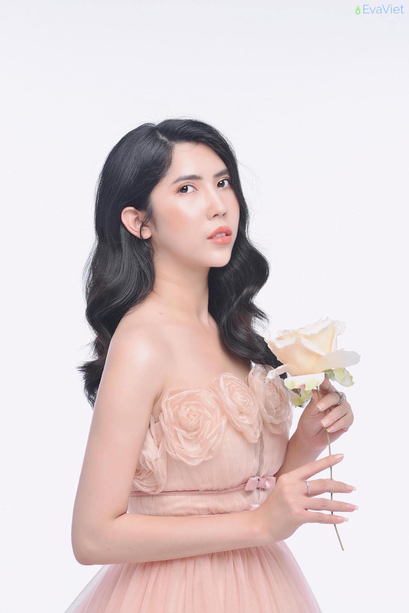 Cô gái 9x Ella Nguyễn