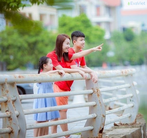 Lê Thị Phượng vui vẻ bên cạnh hai con