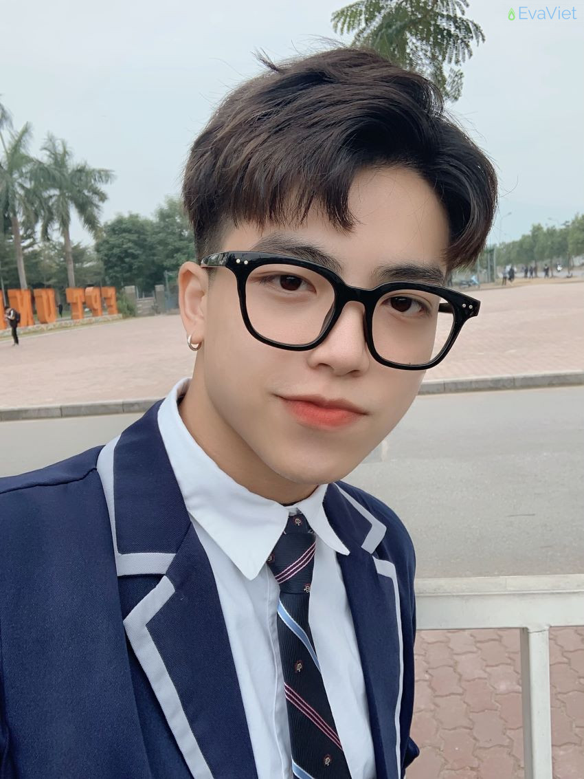 Hot boy trong bộ đồng phục cuốn hút