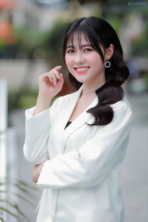 Hot Tiktoker Bảo Thoa thần thái mãnh liệt nhà lãnh đạo trẻ tuổi tài năng