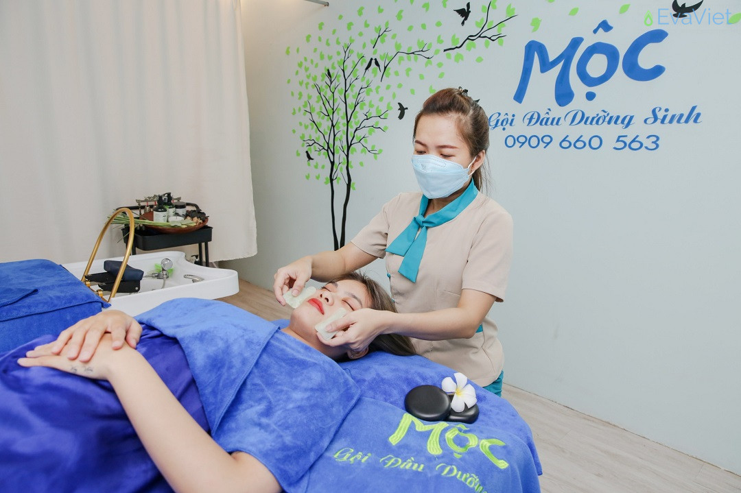 Cạo gió mặt bằng ngọc thạch - dịch vụ làm nên tên tuổi tại Mộc Spa & Relax