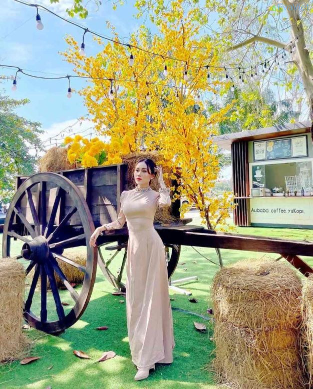 Model Thiên Thảo tỏa sáng trong tà áo dài
