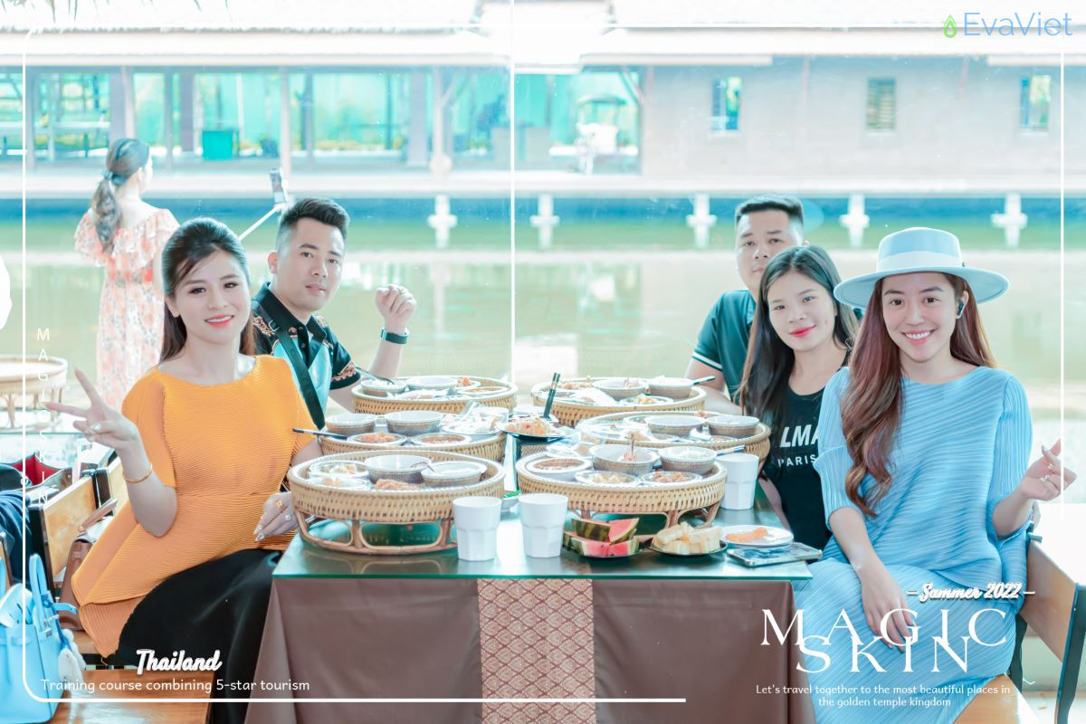 Chủ tịch Đào Minh Châu cùng mọi người thưởng thức bữa ăn Khantoke