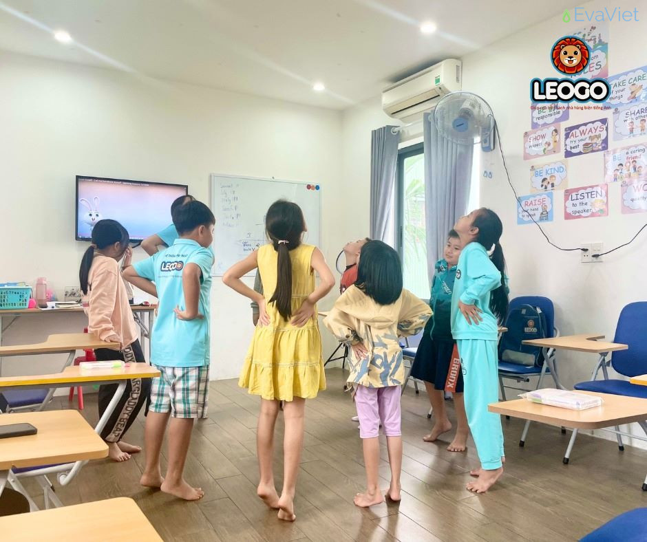 Hình ảnh các em đang hăng say học tập trên lớp tại Anh ngữ LEOGO